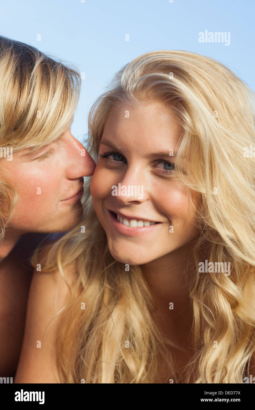 Nahaufnahme des Mannes Frau Kuss geben Stockfoto