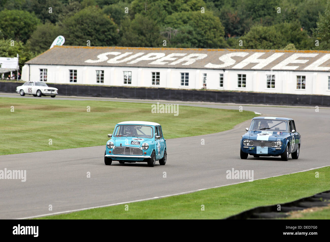 Chichester, UK. 15. September 2013. Goodwood Revival 2013 bei The Goodwood Motor Circuit - Foto zeigt Andrew Ruhan fahren blau 1964 Austin Mini Cooper S während der St Mary Trophy, ein 25 Minuten Rennen für Produktion Limousinen eines Typs, die zwischen 1960 und 1966 © Oliver Dixon/Alamy Live-Nachrichten raste Stockfoto