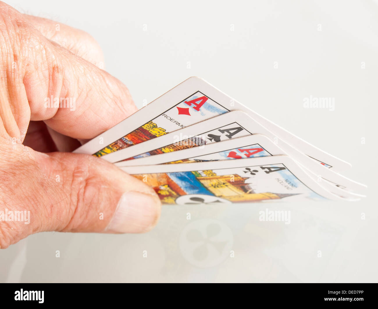 Spielkarten in der Hand als Hintergrund Stockfoto