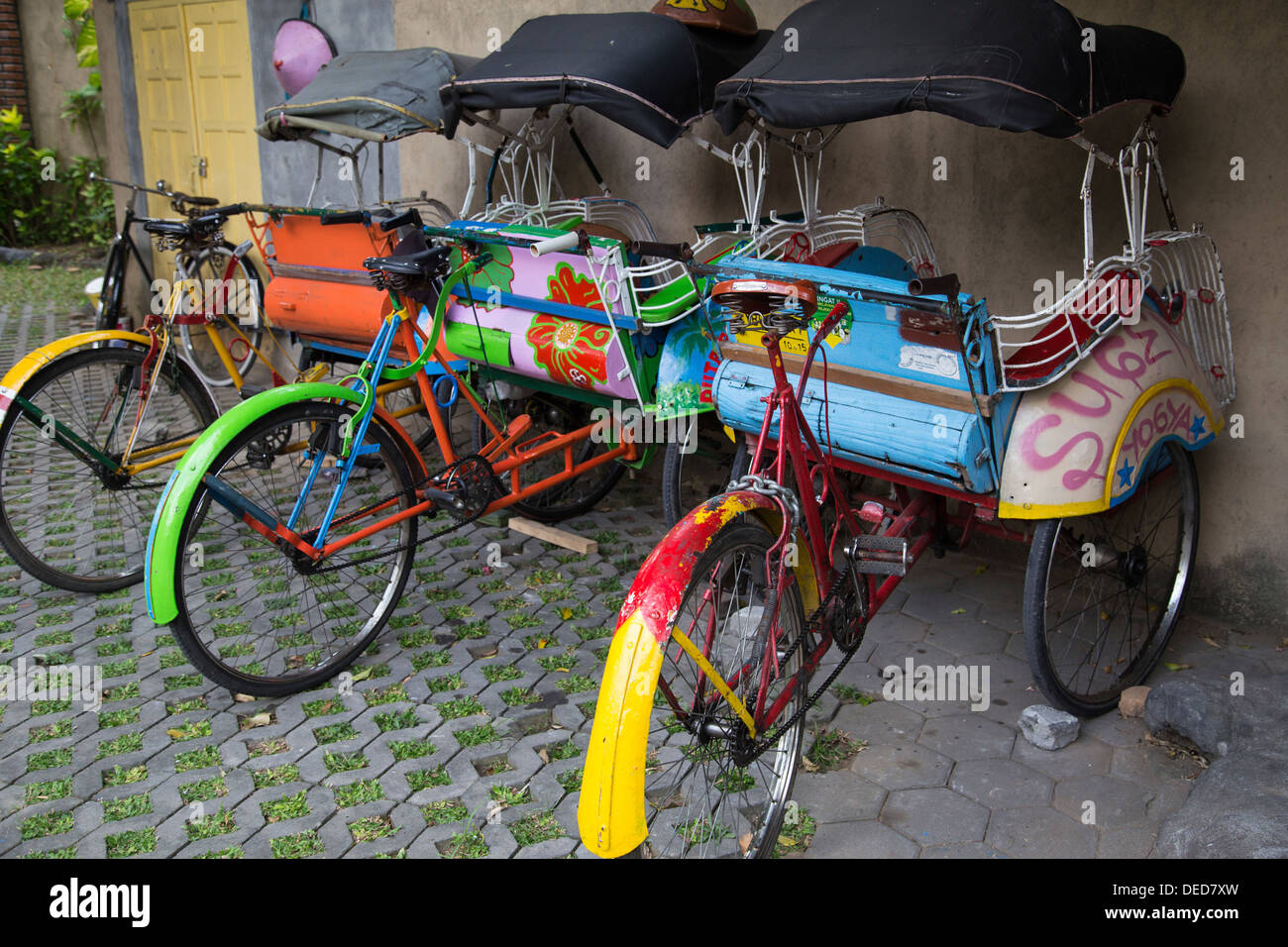 Indonesisch Becak - ist der generische Name eine Fahrradrikscha. Stockfoto