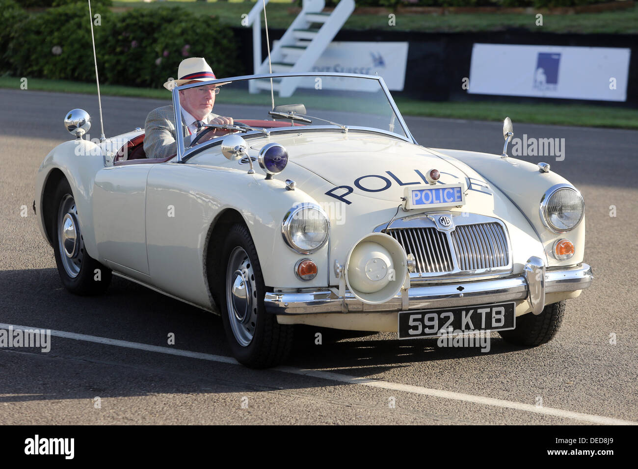 Chichester, UK. 15. September 2013. Goodwood Revival 2013 bei The Goodwood Motor Circuit - Foto zeigt einen Zeitraum MG Polizeiauto © Oliver Dixon/Alamy Live News Stockfoto