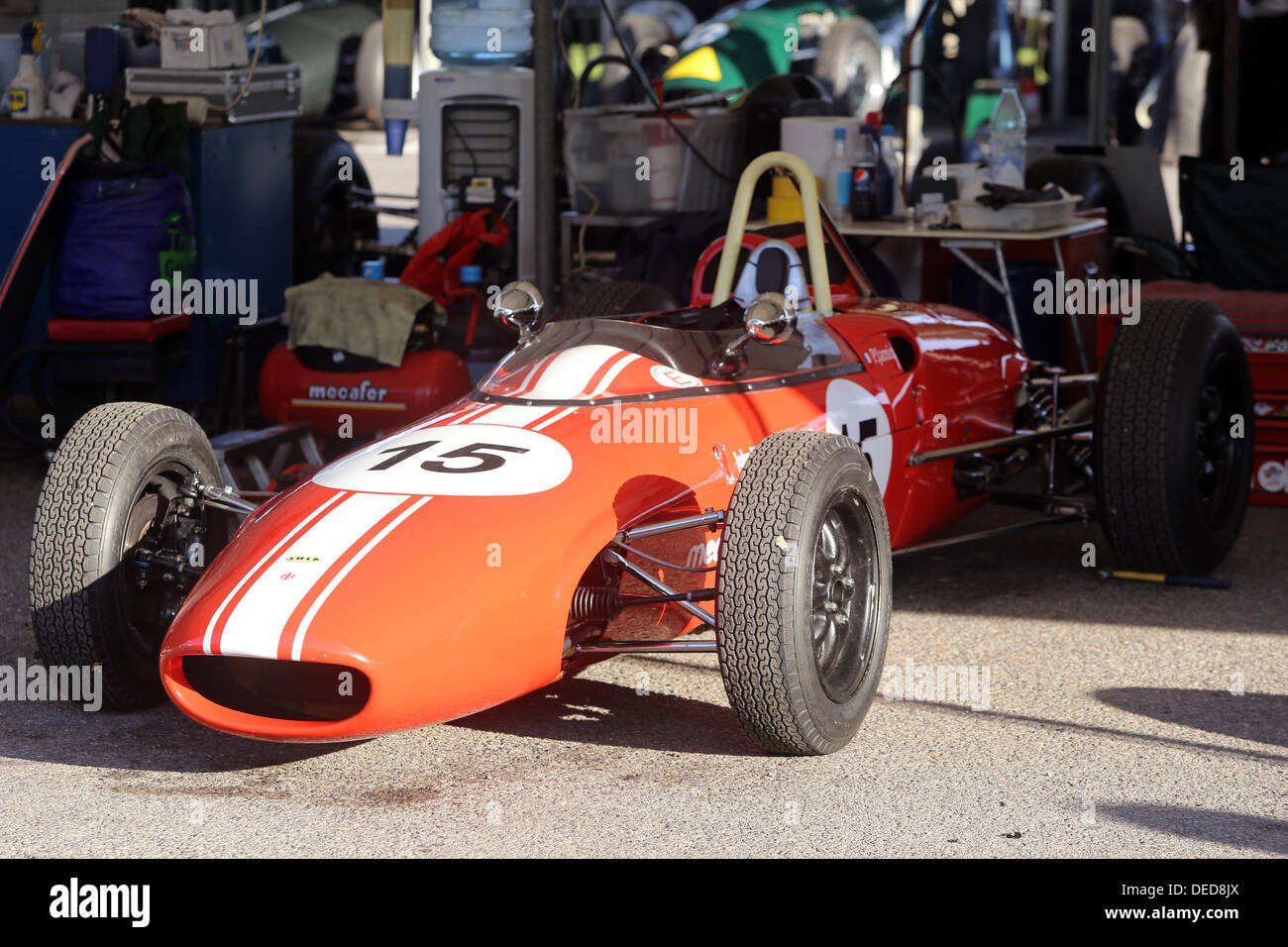 Chichester, UK. 15. September 2013. Goodwood Revival 2013 bei The Goodwood Motor Circuit - Foto zeigt eine 1964 Lola-Ford T54 © Oliver Dixon/Alamy Live News Stockfoto