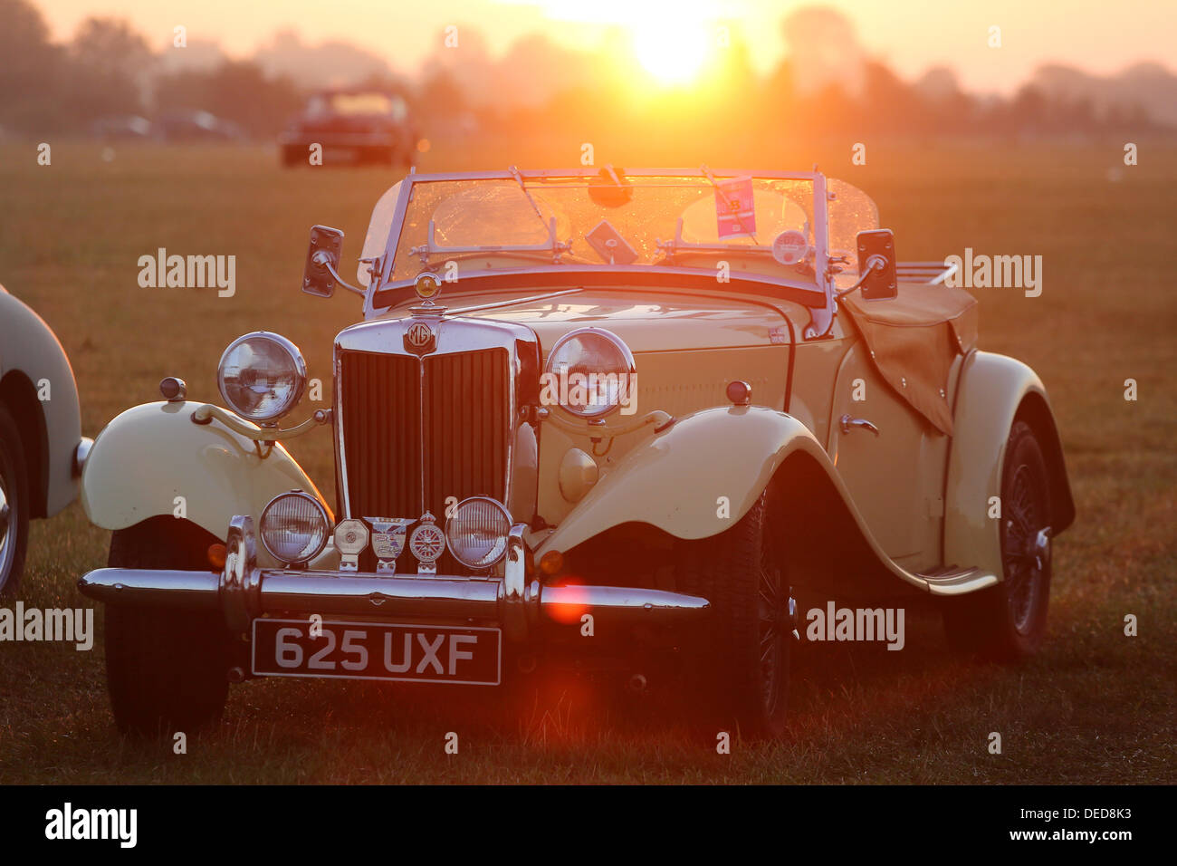Chichester, UK. 15. September 2013. Goodwood Revival 2013 bei The Goodwood Motor Circuit - Foto zeigt Sonnenaufgang über einem 1953 MG TD © Oliver Dixon/Alamy Live News Stockfoto