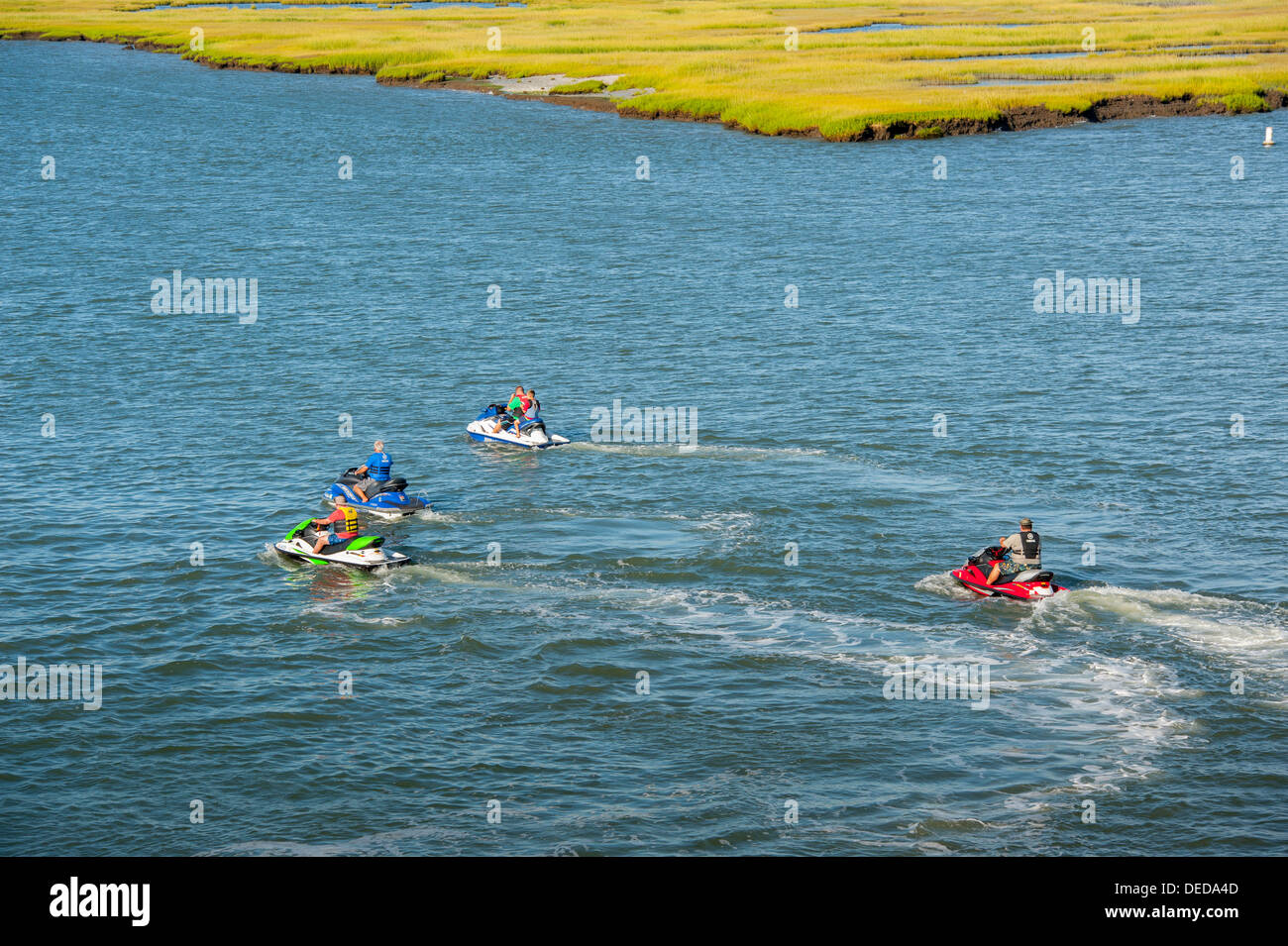 USA New Jersey NJ Welle Läufer oder Jet-Ski fahren in die Bucht Gewässer zwischen Cape May und Walddickicht Stockfoto