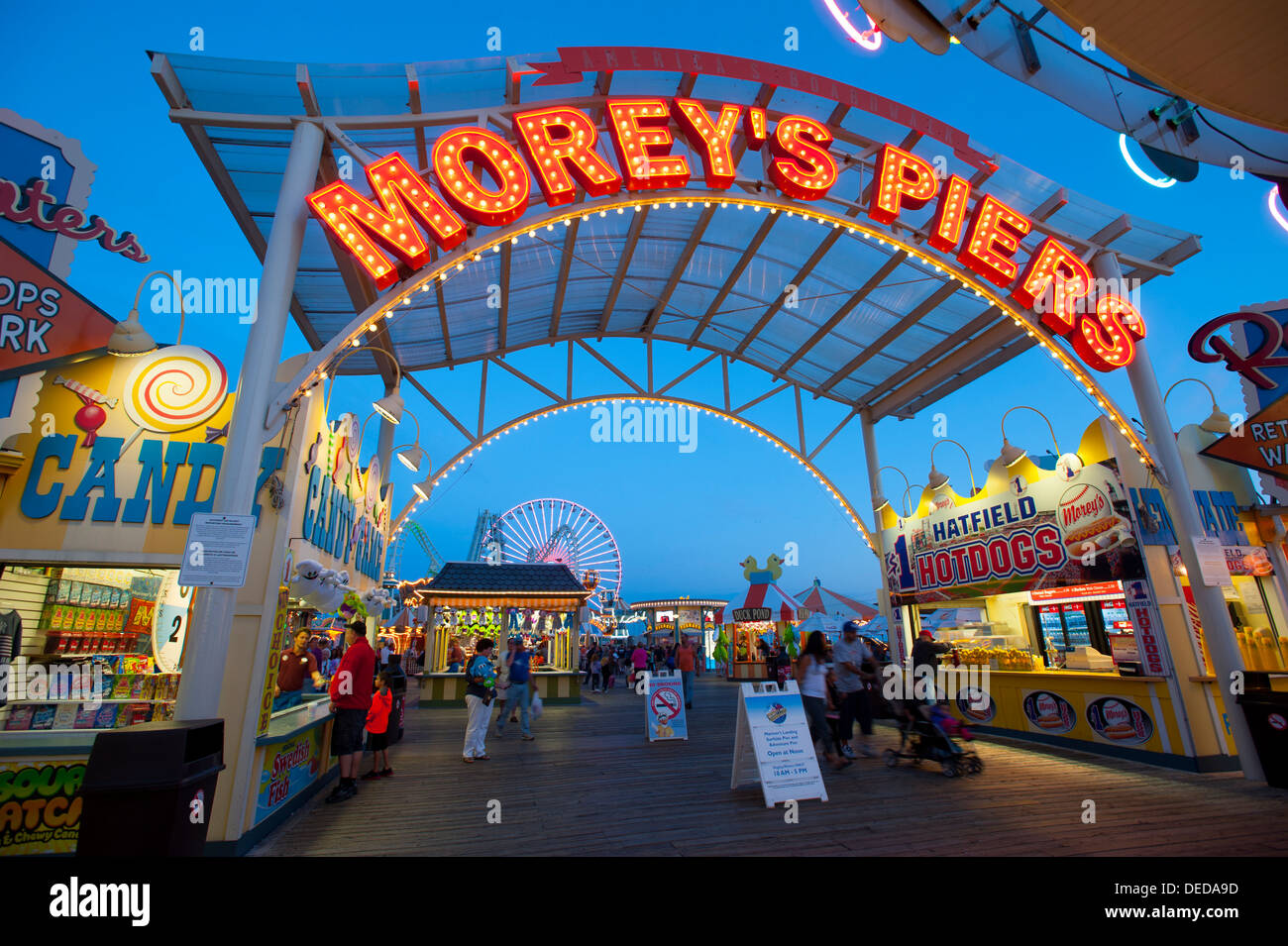 USA New Jersey New Jersey Shore Wildwood Boardwalk am Abend Essen Spiele Fahrten Nachtleben Spaß Dämmerung Abenddämmerung Abend Morey Piers Stockfoto