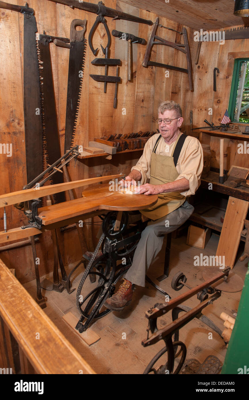 USA New Jersey NJ NJ Cape kann County historische kalt Frühling Dorf sah ein Dozent mit einem Pedal powered Holzbearbeitungsmaschine Stockfoto