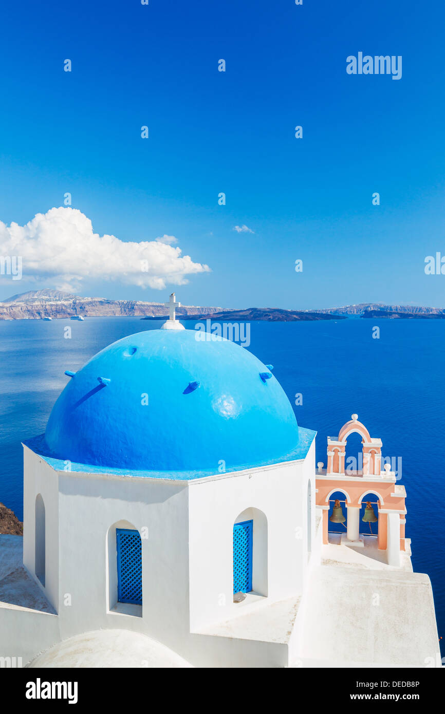 Weißen Architektur und Blue Ocean, Insel Santorin, Griechenland, Blick auf Caldera mit Kuppeln Stockfoto
