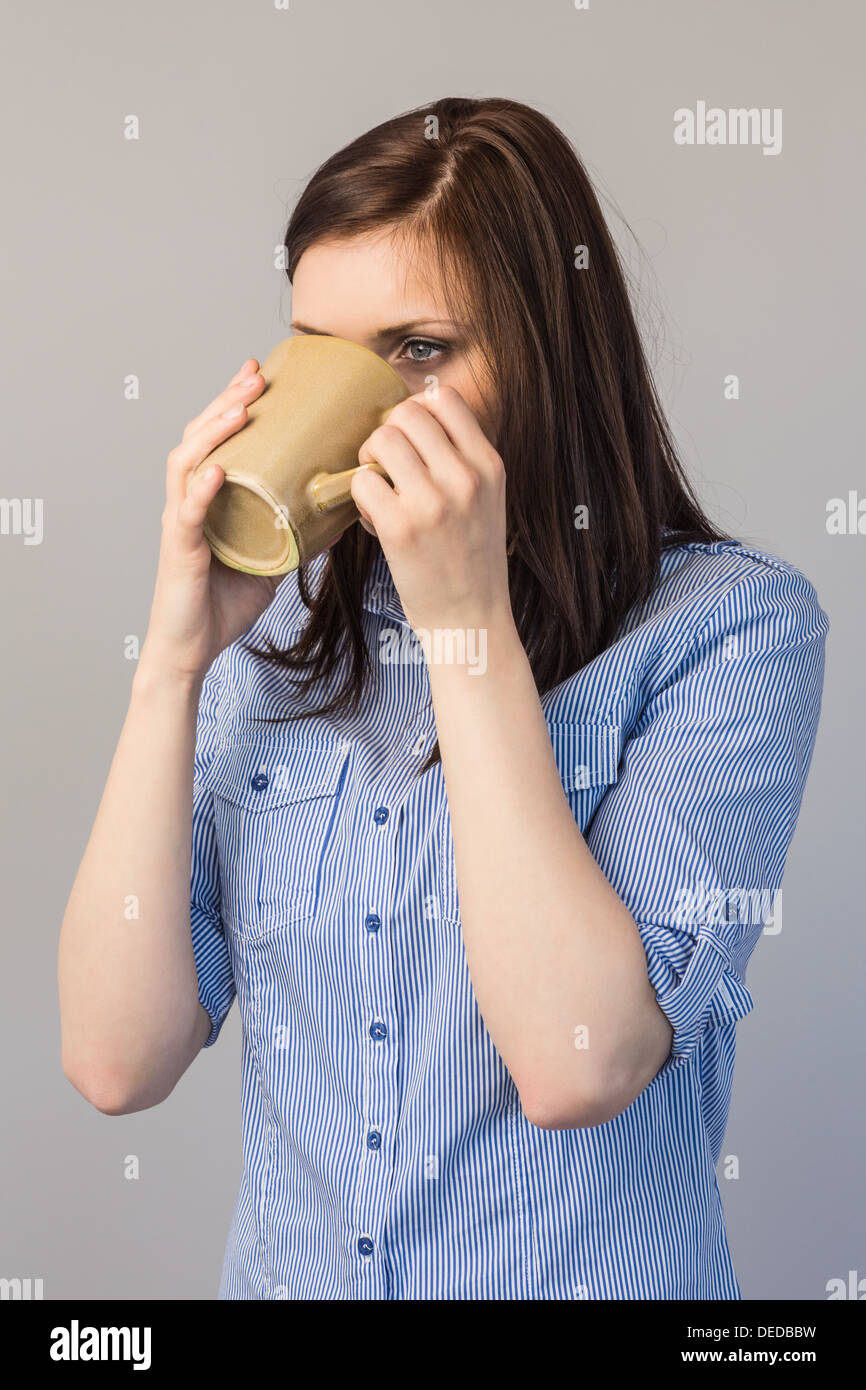 Nachdenklich hübsche Brünette Kaffeetrinken Stockfoto