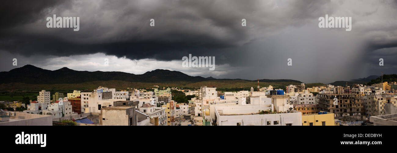 Aufkommender Regen Wolken über der Stadt Puttaparthi. Der Geburtsort von Sathya Sai Baba. Andhra Pradesh, Indien. Panoramablick Stockfoto