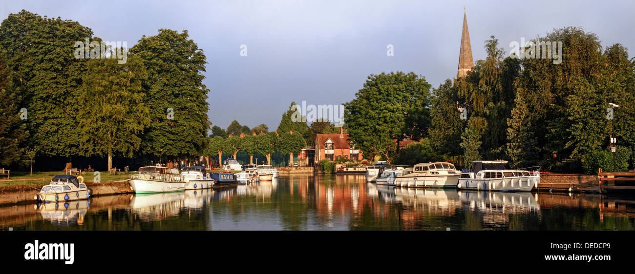 ABINGDON, OXFORDSHIRE, Großbritannien - 01. JULI 2008: Blick auf die Themse Stockfoto