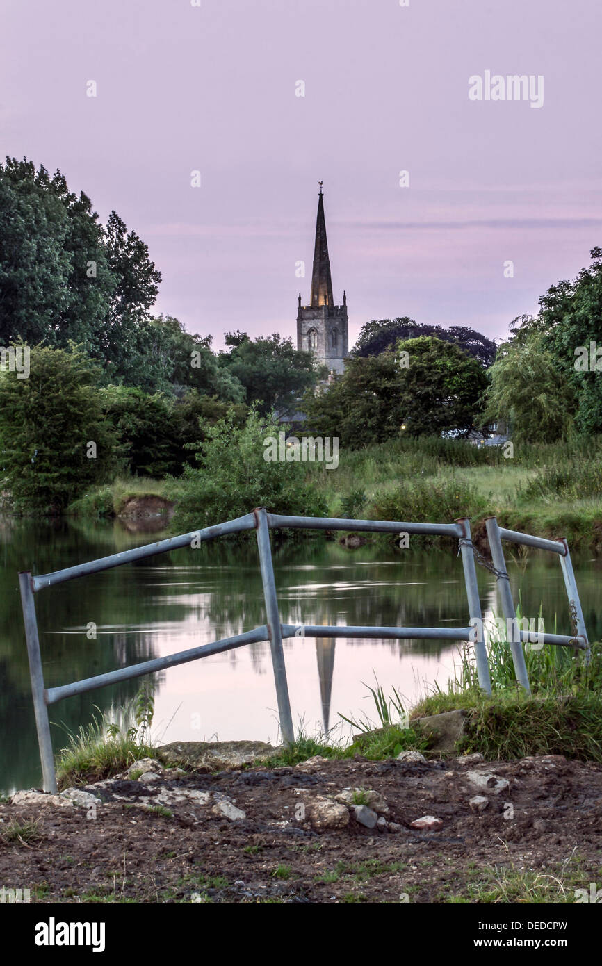 LECHLADE, GLOUCESRSHIRE, Großbritannien - 04. JULI 2008: Blick über die Themse in Richtung St. Lawrence Kirche bei sanftem Abendlicht Stockfoto