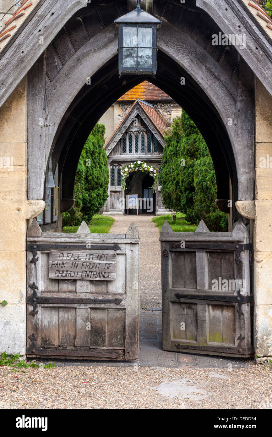 HAMBLEDEN, BUCKINGHAMSHIRE, Großbritannien - 30. JUNI 2008: Außenansicht von St. Maria, die Jungfrauenkirche im Dorf Stockfoto