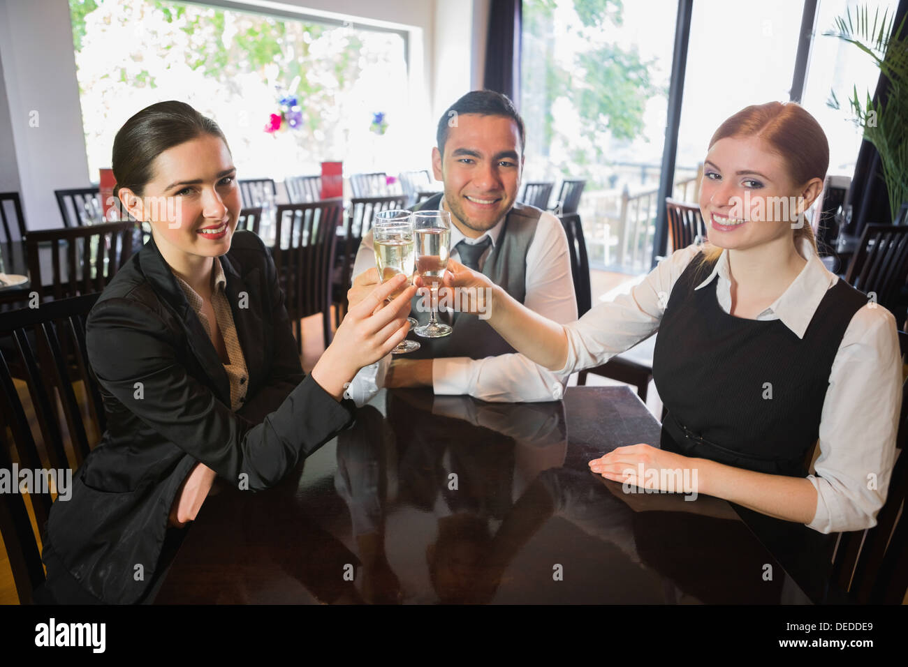 Business-Team feiert einen Erfolg mit Champagner im restaurant Stockfoto