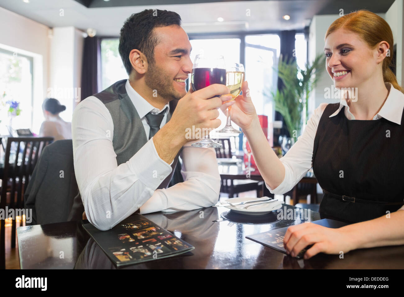 Glücklich Geschäftspartner Klirren Wein Gläser Stockfoto