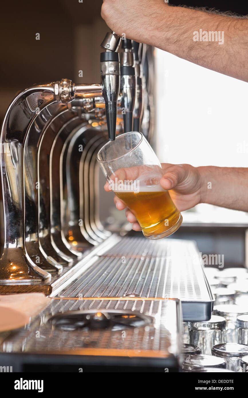Barkeeper ziehen einen Pint Bier Stockfoto