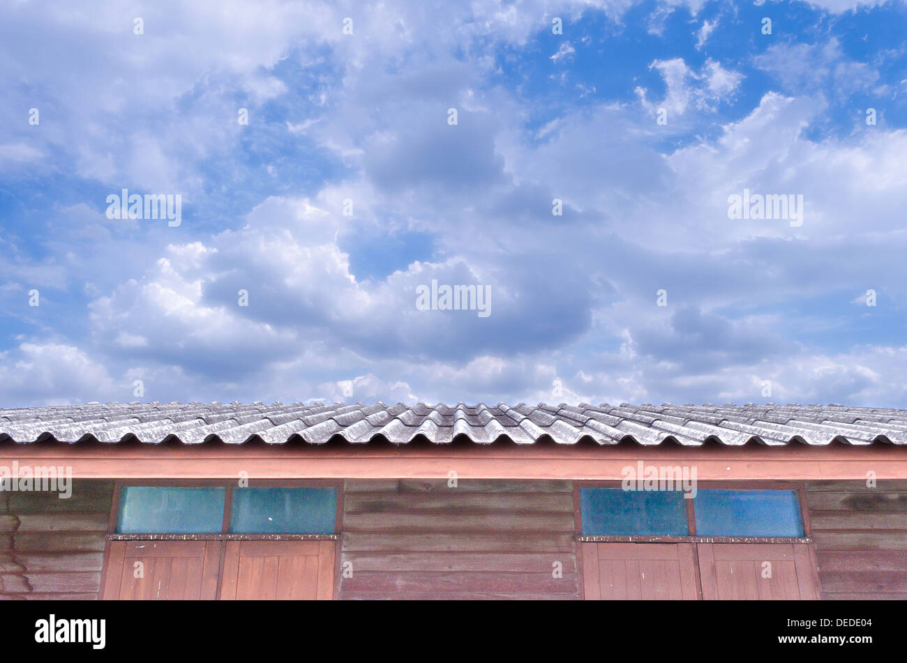 Die hell blauen Wolkenhimmel über Dach des Hauses. Stockfoto