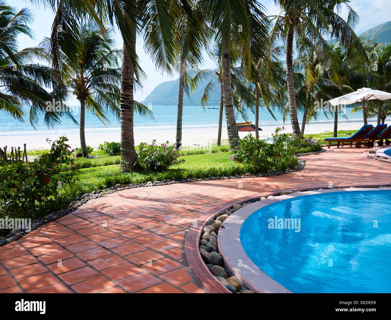 Ein Blick auf Hai Beach und das Südchinesische Meer vom Pool auf Con Son Insel, Con Dao Islands, Vietnam Con Dao Resort. Stockfoto