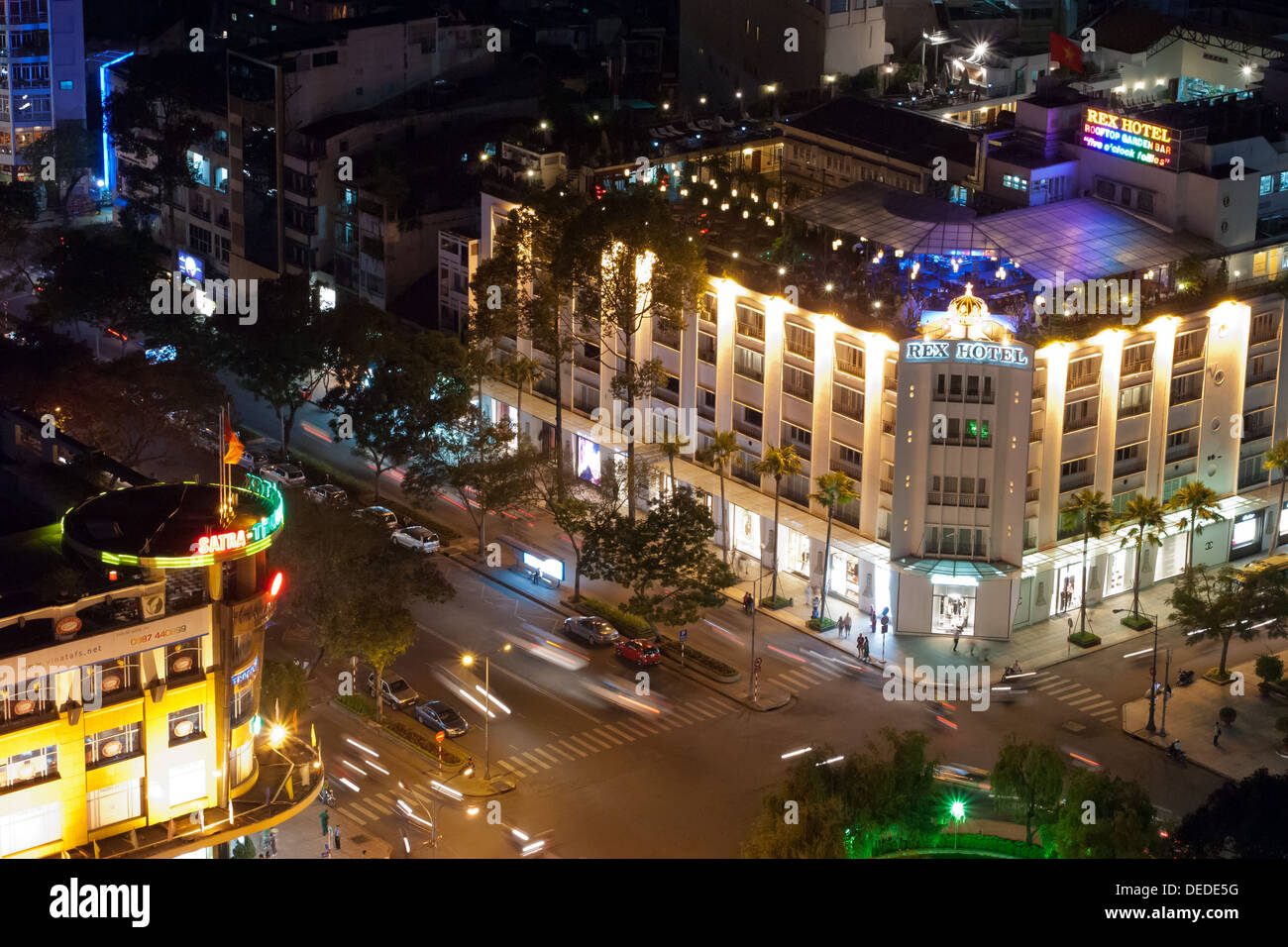 Die stockwerkartig, historisches Rex Hotel im Zentrum von Ho-Chi-Minh-Stadt (Saigon), Vietnam, wie spät in der Nacht zu sehen. Stockfoto