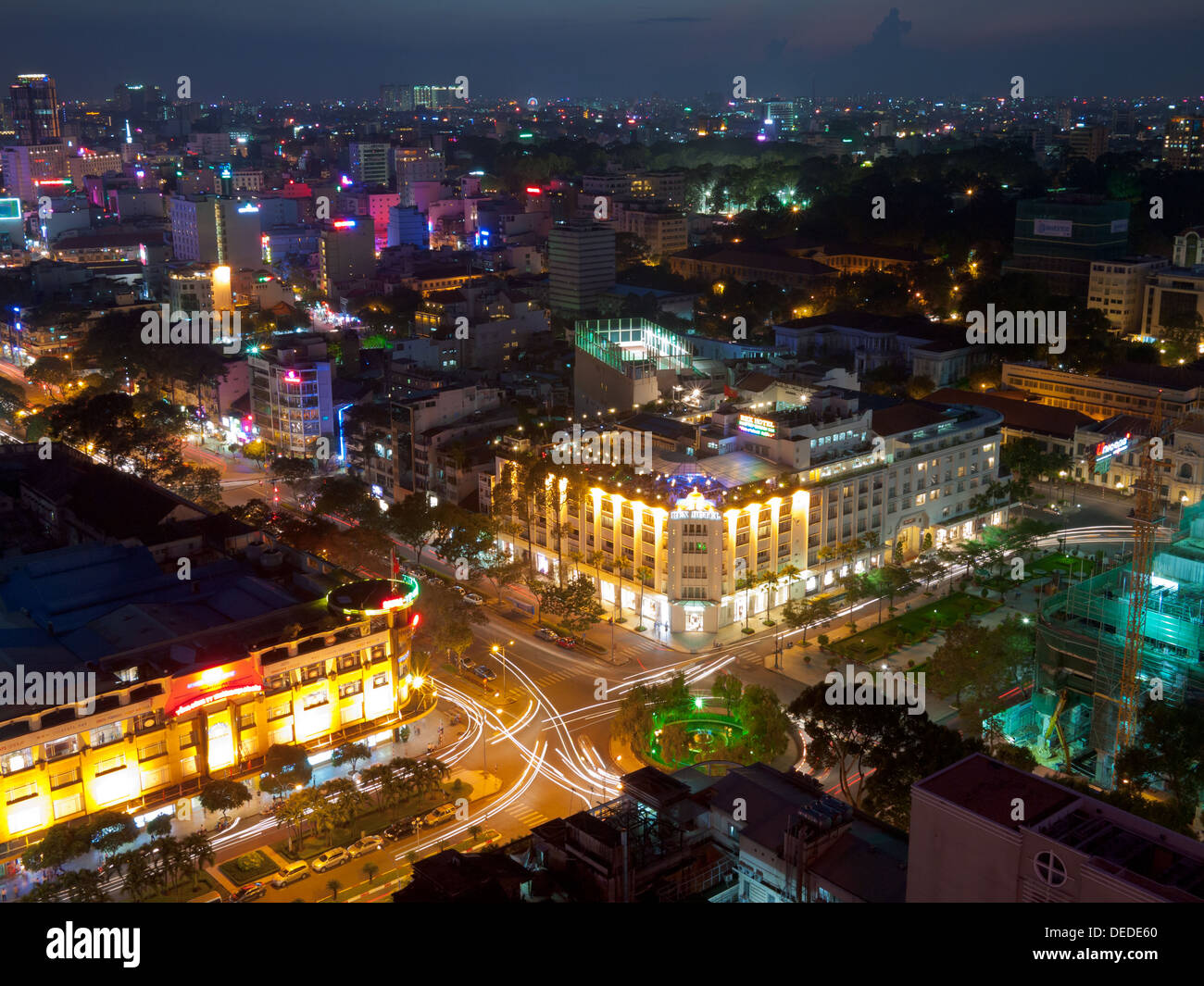 Nachtansicht von Ho-Chi-Minh-Stadt (Saigon), Vietnam, mit dem historischen Rex Hotel im Vordergrund. Stockfoto
