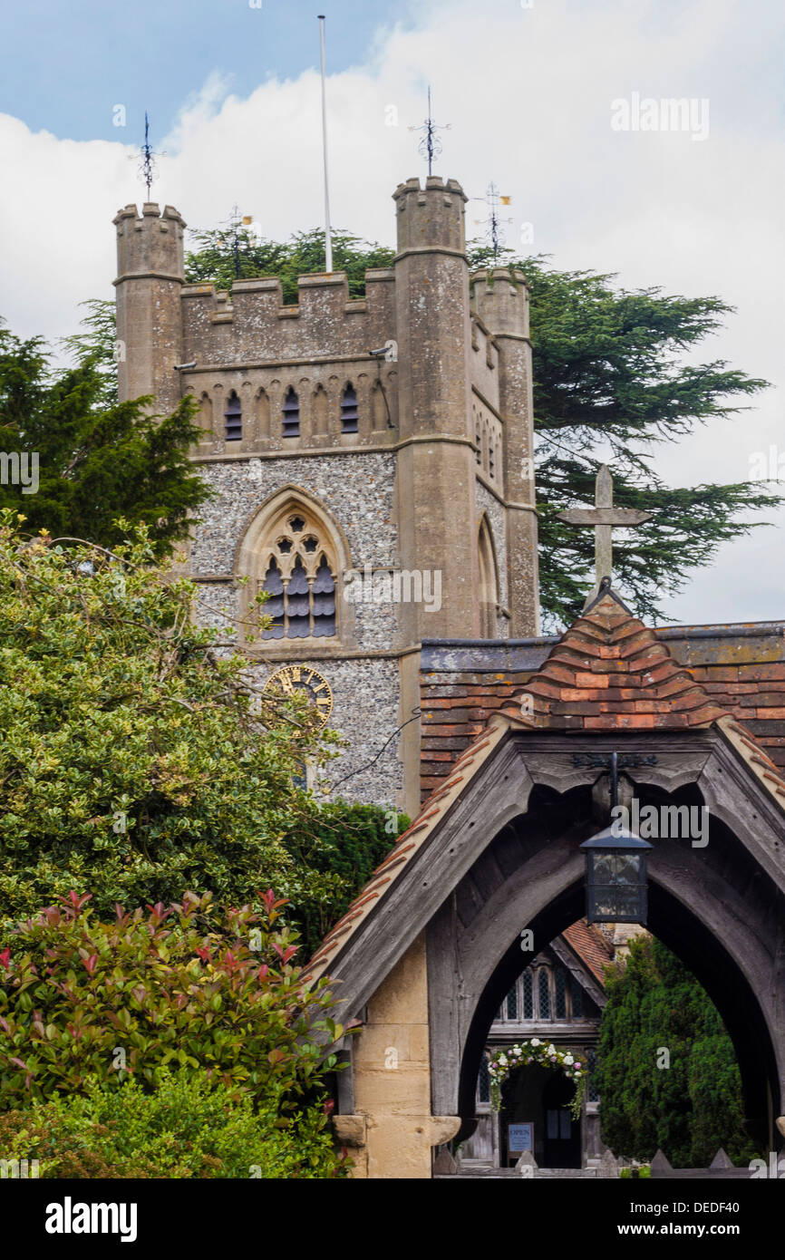 HAMBLEDEN, BUCKINGHAMSHIRE, Großbritannien - 30. JUNI 2008: Außenansicht von St. Maria, die Jungfrauenkirche im Dorf Stockfoto