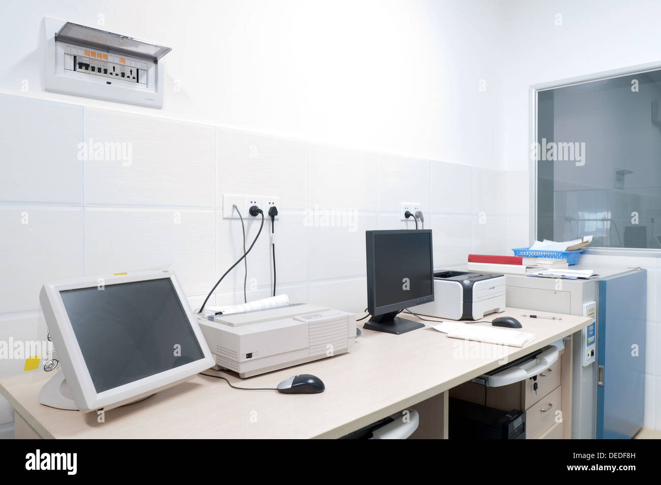 sauberes Zimmer mit Tisch und Boxen für Ausrüstung Stockfoto