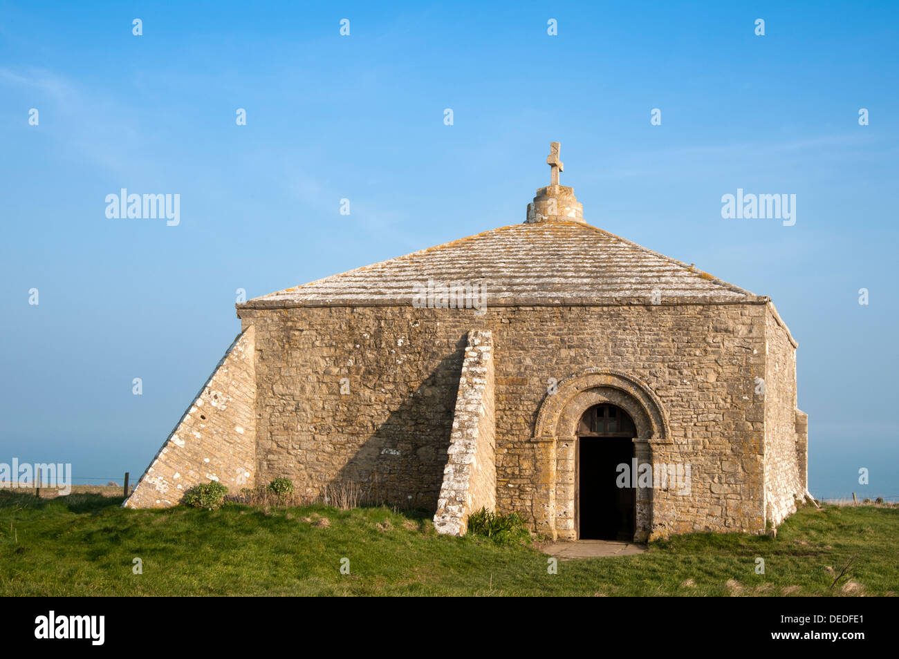 WORTH MATRAVERS, DORSET, Großbritannien - 18. MÄRZ 2009: Außenansicht der St. Aldhelm's Chapel, am St. Aldhelm's Head Stockfoto