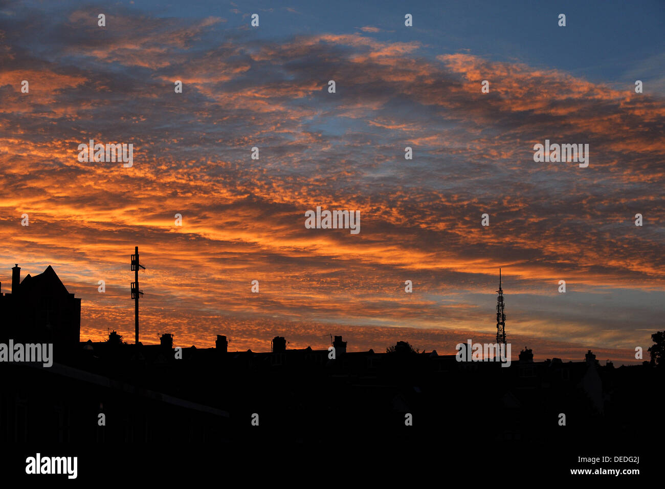 Brighton UK 17. September 2013 - einen spektakulären Sonnenaufgang über den Fernseher und Telefon Sendemast in der Nähe von Brighton Rennbahn am frühen Morgen. Bildnachweis: Simon Dack/Alamy Live-Nachrichten Stockfoto