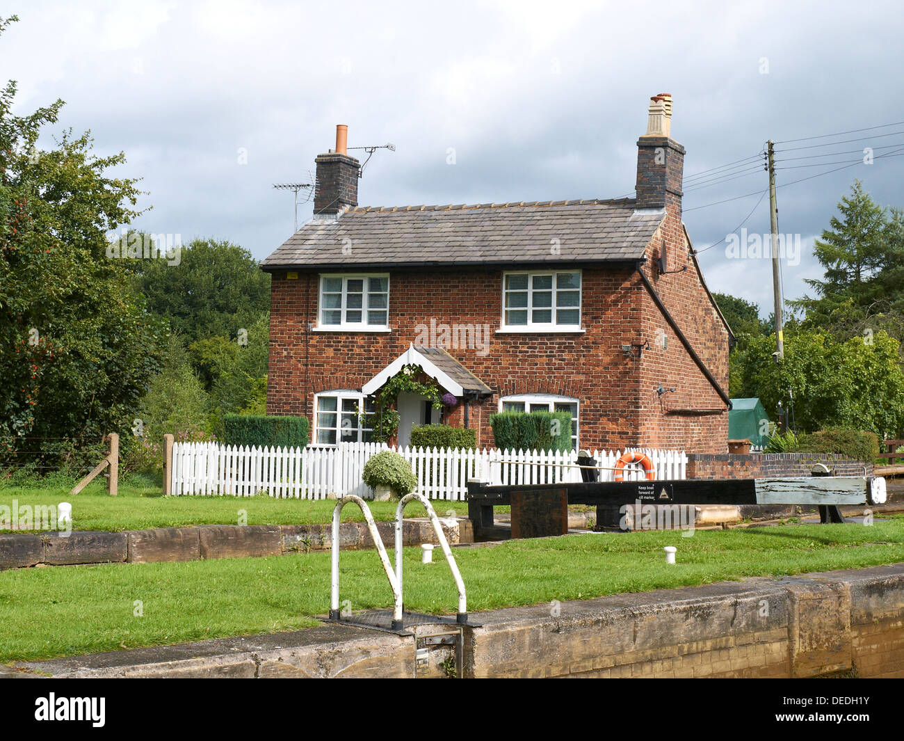 Schleusenwärter Ferienhaus an der Trent und Mersey Kanal in Wheelock Cheshire UK Stockfoto