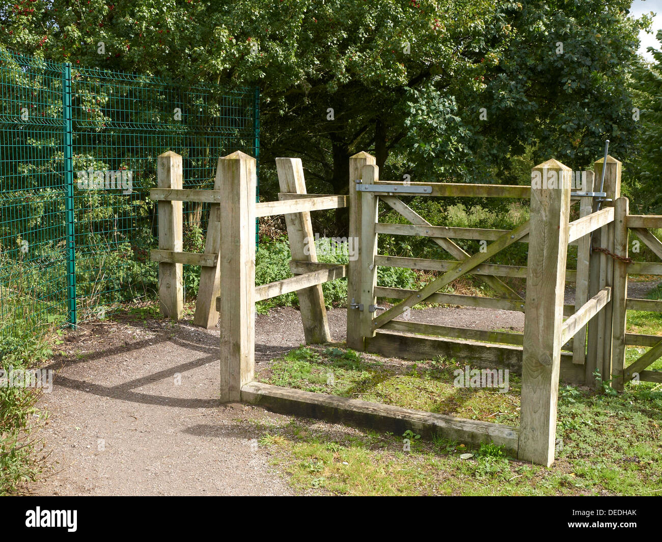 Holzkonstruktion zum Anhalten von Fahrzeugen auf dem öffentlichen Fußweg Großbritannien Stockfoto