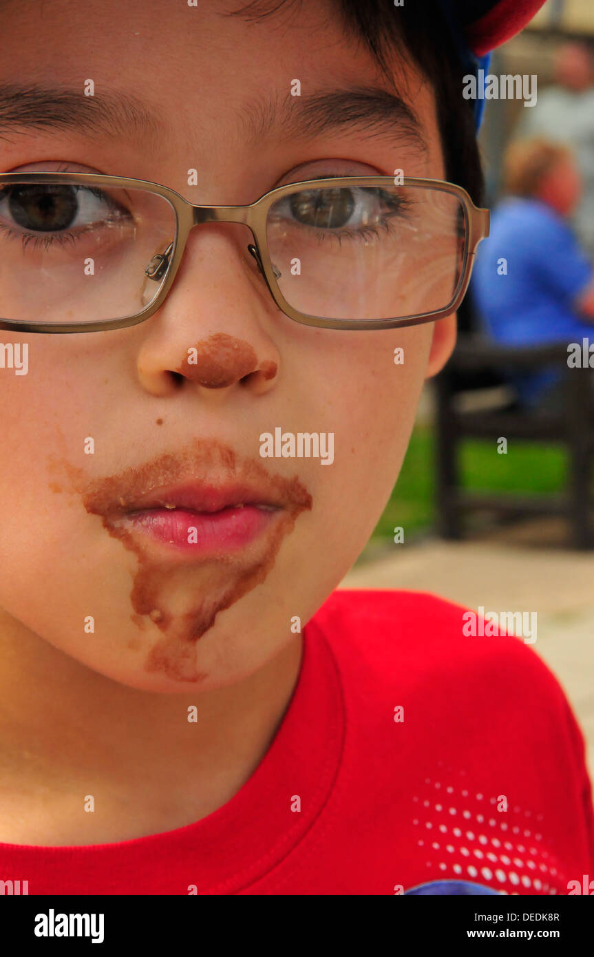 Junge mit Schokolade Gesicht Stockfoto