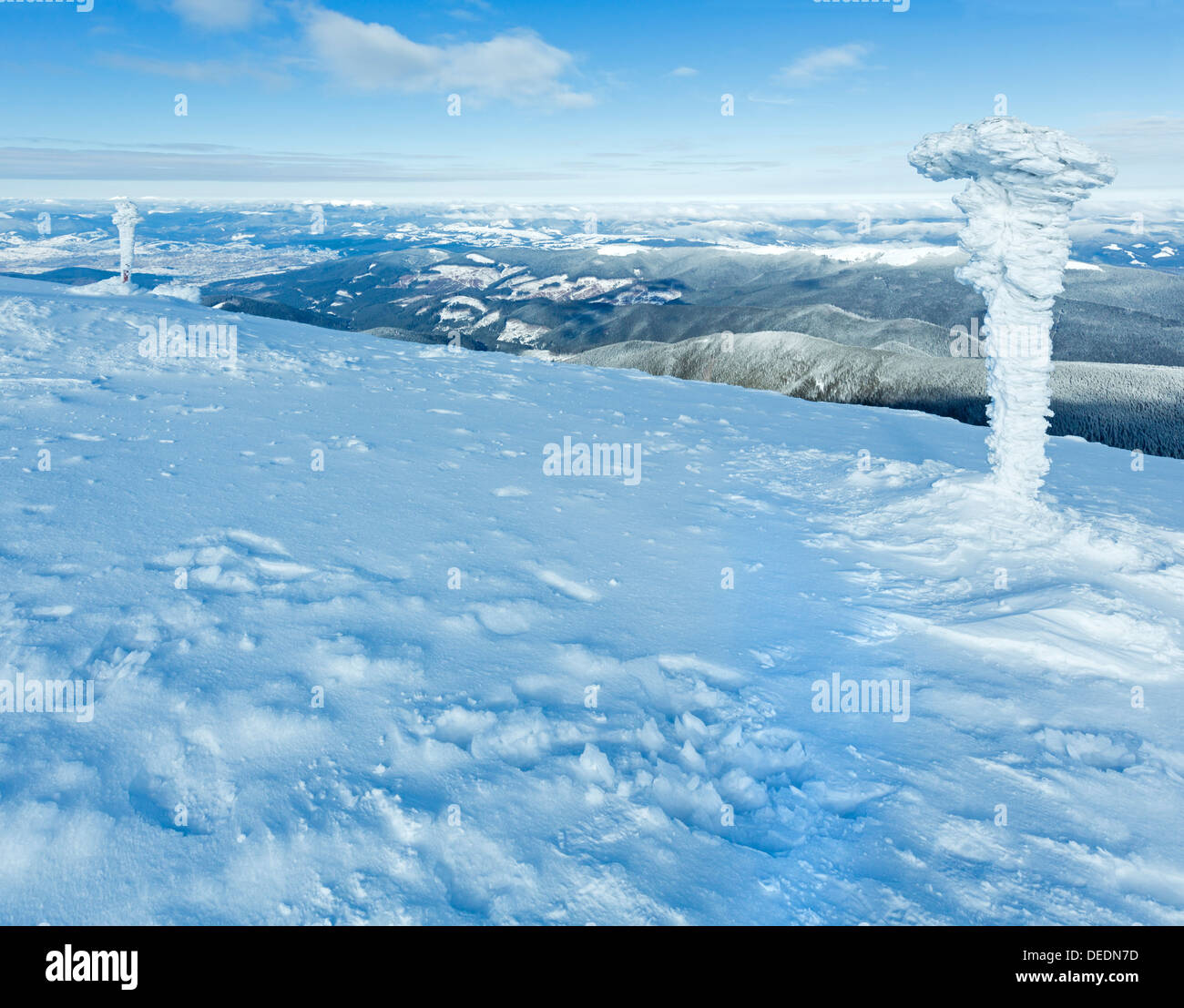 Morgen sonnig Winter Berglandschaft und verschneiten Säulen (Karpaten, Ukraine). Stockfoto