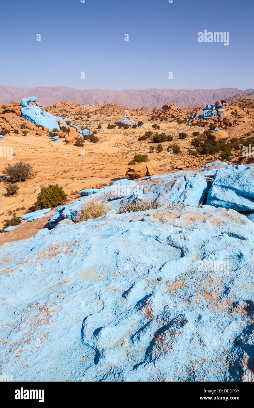 Gemalte Felsen, Arbeiten des belgischen Künstlers Jean Veran, Aguerd Oudad, Tafraoute, Anti-Atlas, Marokko, Nordafrika, Afrika Stockfoto