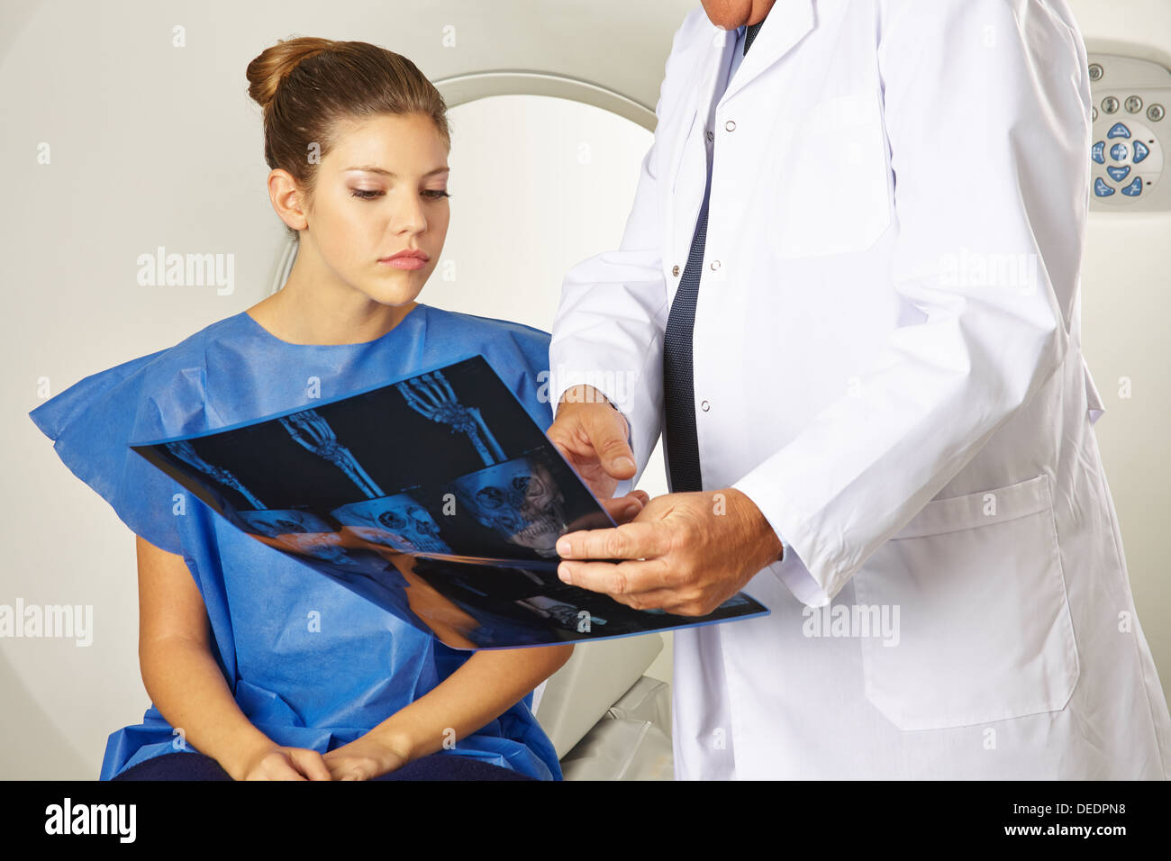 Patienten suchen mit Arzt am Röntgenbild vor MRI scan in einem Krankenhaus Stockfoto