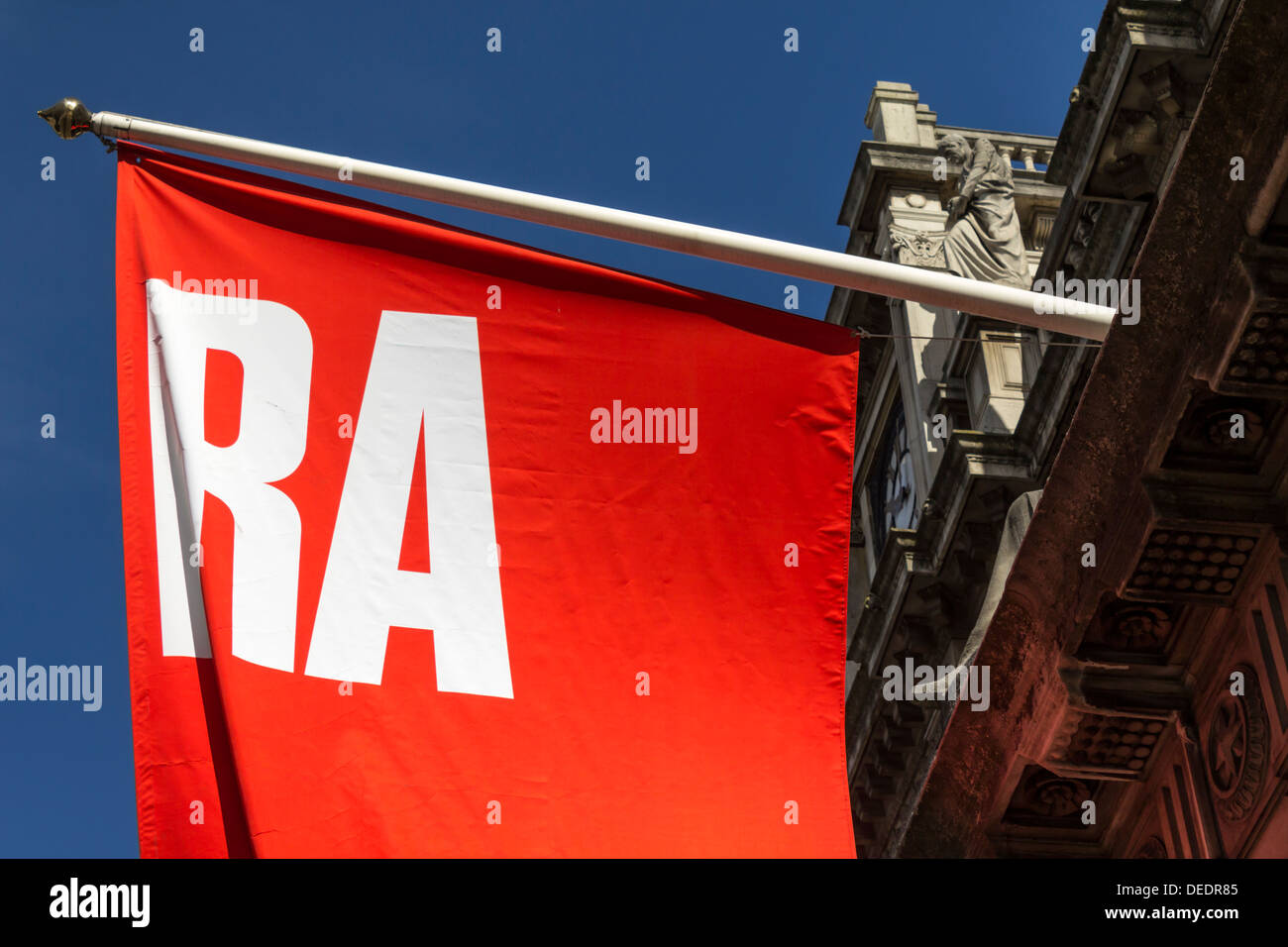 Royal Academy of Arts Flagge Detail auf Burlington House, London, UK Stockfoto