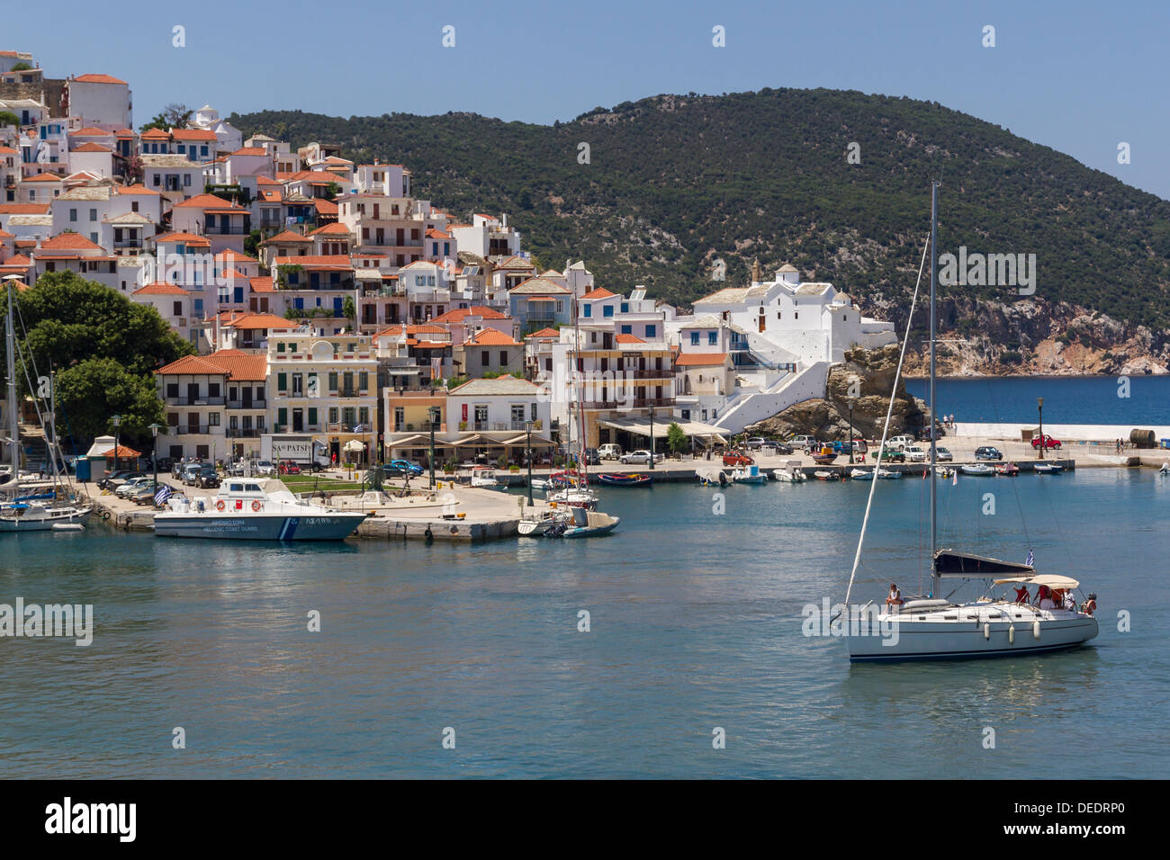 Boot in Hafen von Skopelos, Sporaden, griechische Inseln, Griechenland, Europa Stockfoto
