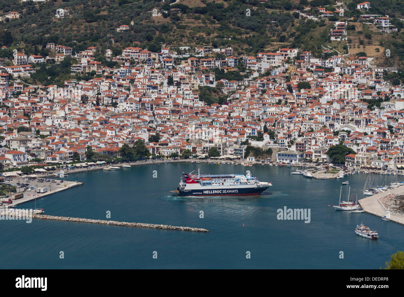 Luftaufnahme der Fähre im Hafen von Skopelos, Sporaden, griechische Inseln, Griechenland, Europa Stockfoto
