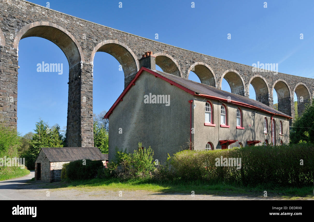 Hütten und Gosener Kapelle Beneith Cynghordy Viadukt auf Heart of Wales Railway gebaut 1867 mit 18 Bögen Stockfoto