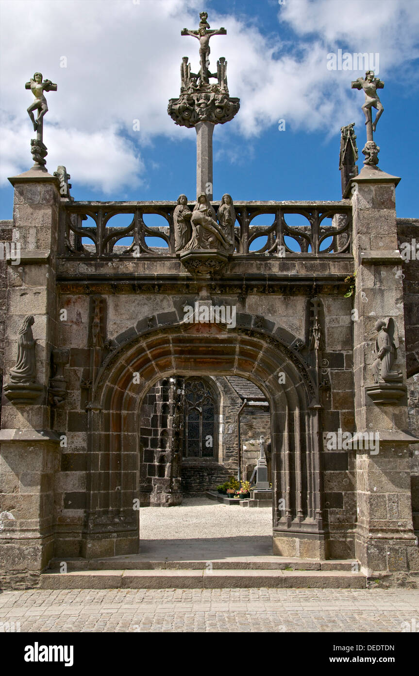 Monumentales Tor, extravaganten 16. Jahrhundert Stil, La Martyre Kirche Gehäuse, La Martyre, Finistere, Bretagne, Frankreich Stockfoto