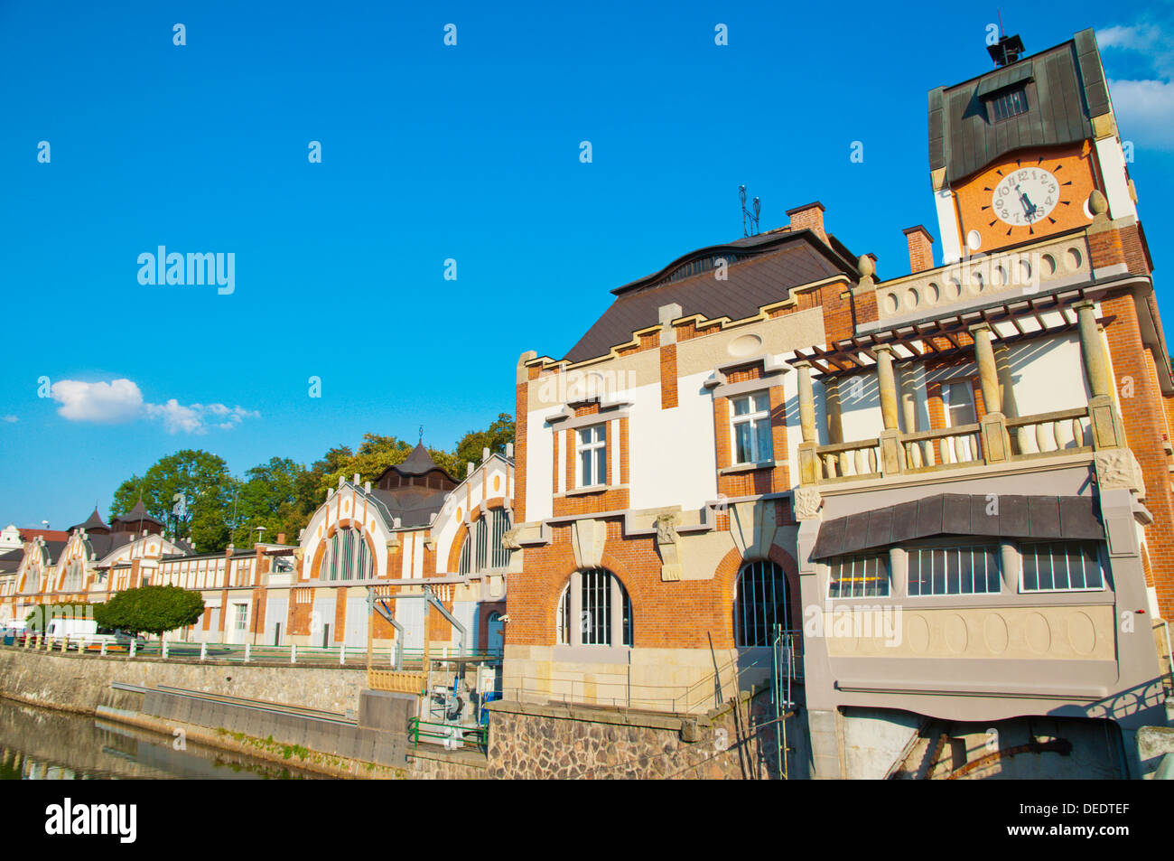 Jez Hučák der Art Nouveau Stil Wasserkraftwerk (1912) am Ufer des Flusses Elbe, Hradec Kralove, Tschechische Republik Stockfoto