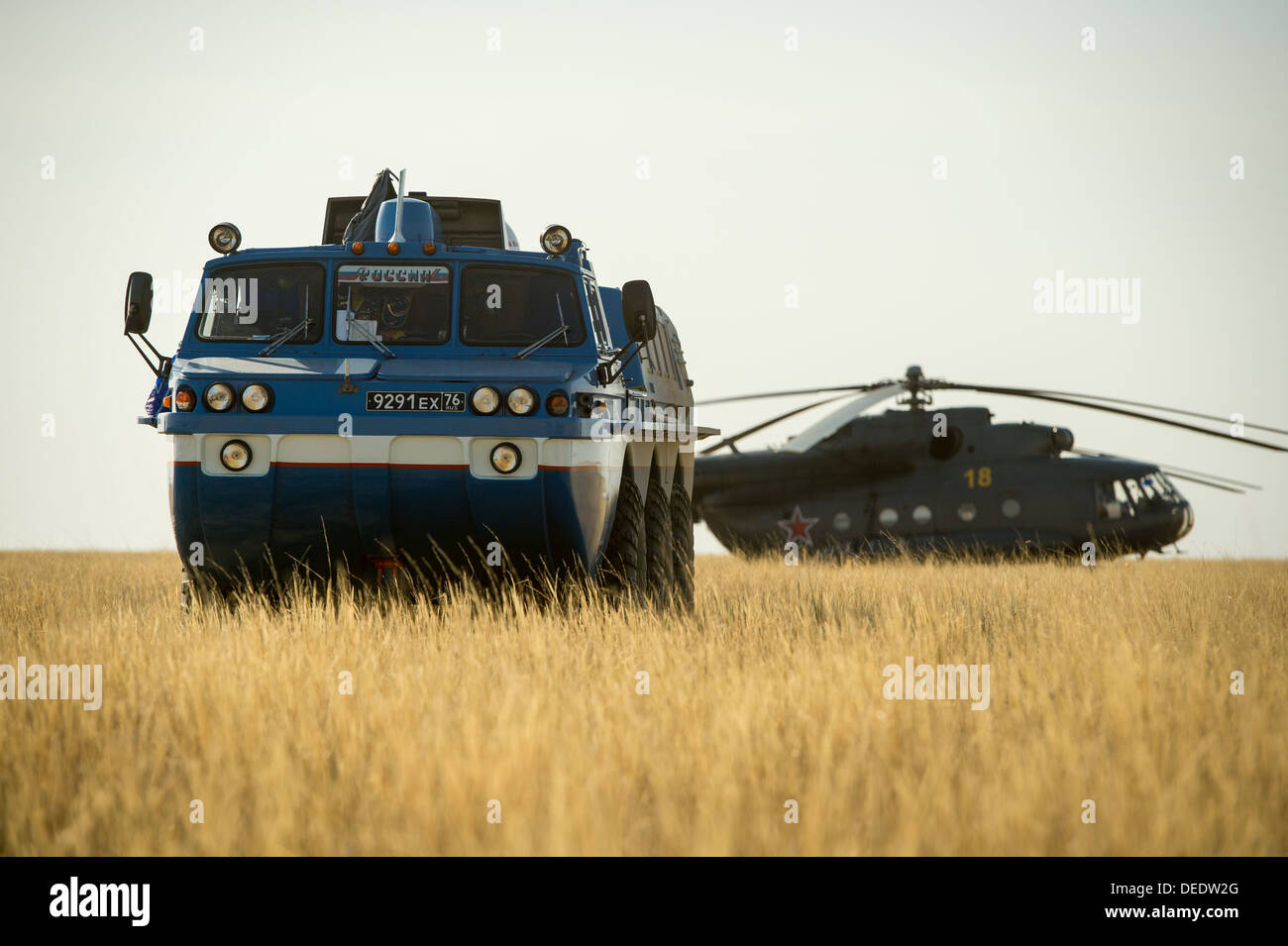 Expedition 36 Besatzungsmitglieder an Bord der Sojus TMA-08M kehren zur Erde zurück und landen in Kasachstan. Beim Abstieg der Besatzung wurde ein Geländefahrzeug (ATV) und ein Hubschrauber für Bergungsoperationen unterstützt. Stockfoto