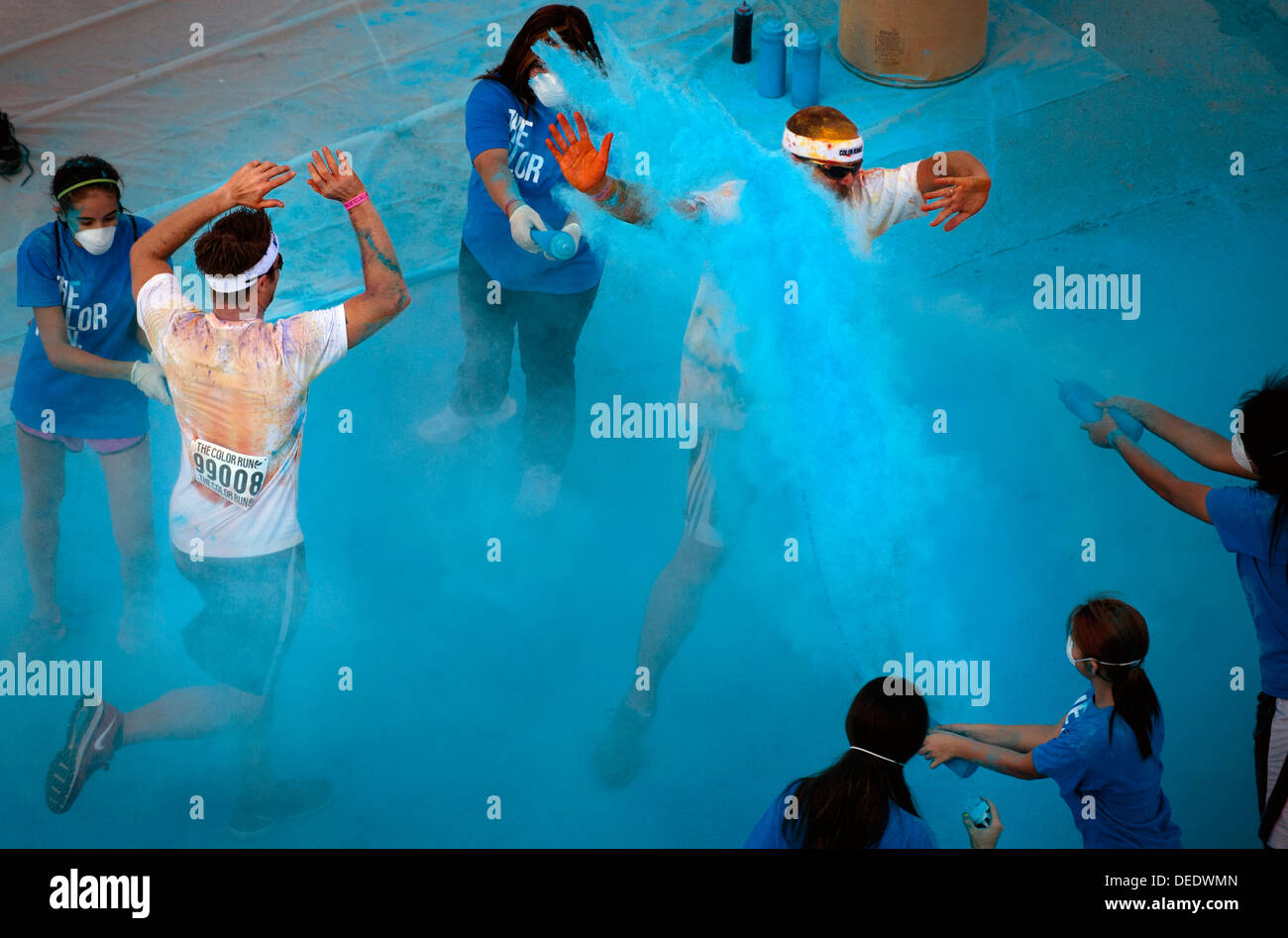 Ein Teilnehmer wird während The Color Run 7. September 2013 in Wichita Falls, Texas mit blauen Farbpulver besprüht. Die Color-Run ist ein Spaß 5K Rennen, wo Teilnehmer mit bunten Pulver besprüht. Stockfoto