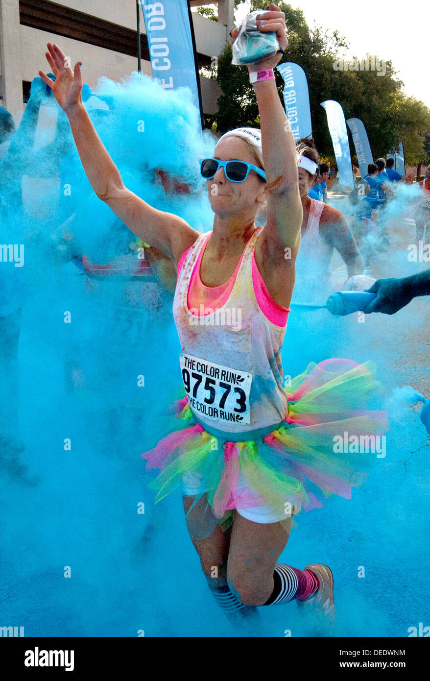 Ein Teilnehmer wird während The Color Run 7. September 2013 in Wichita Falls, Texas mit blauen Farbpulver besprüht. Die Color-Run ist ein Spaß 5K Rennen, wo Teilnehmer mit bunten Pulver besprüht. Stockfoto