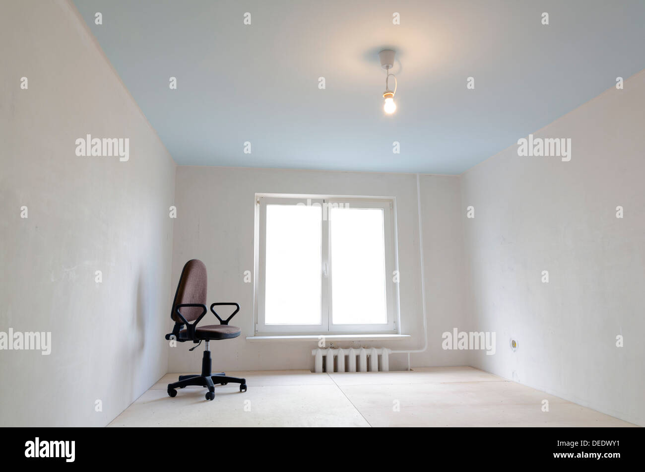 kleines Haus Zimmer renoviert mit einzelnen Bürostuhl Stockfoto