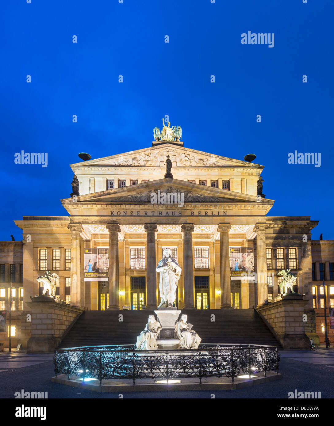 Historischen Konzerthaus und Statue von Friedrich Schiller am Gendarmenmarkt Square in Mitte Berlin Deutschland Stockfoto