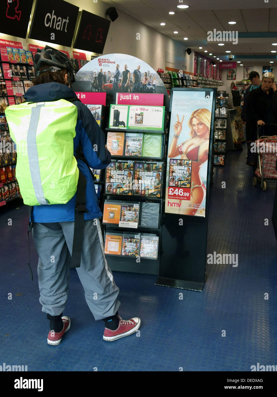 London 17.09.13: das mit Spannung erwartete neue Computer ging Spiel Grand Theft Auto V auf Verkauf in London heute Morgen. Das Action-Adventure-Spiel von Rockstar Games in Los Santos, einer fiktiven Version von Los Angeles, gesendet und wie seine Vorgänger in der Serie wird voraussichtlich ein Riesenerfolg werden. Dieser Zweig der HMV hat große Displays widmet sich das neue Release, Credit: Jeffrey Blackler/Alamy Live News Stockfoto