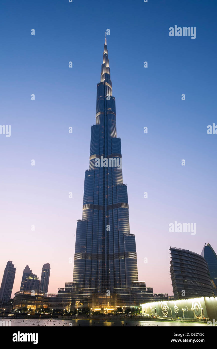 Abends Blick auf Burj Khalifa Tower in Dubai Vereinigte Arabische Emirate Stockfoto