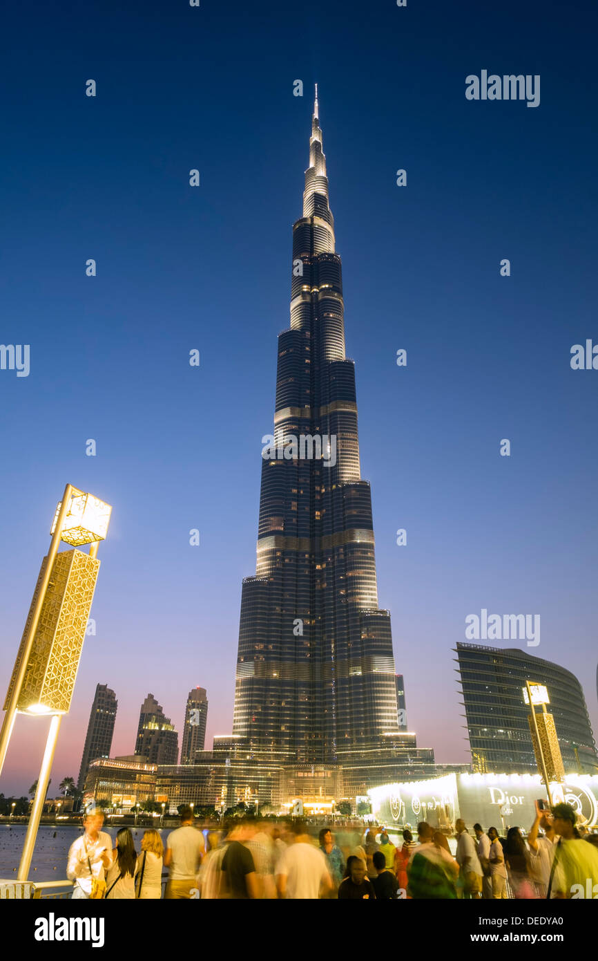 Abends Blick auf Burj Khalifa Tower mit vielen Touristen in Dubai Vereinigte Arabische Emirate Stockfoto