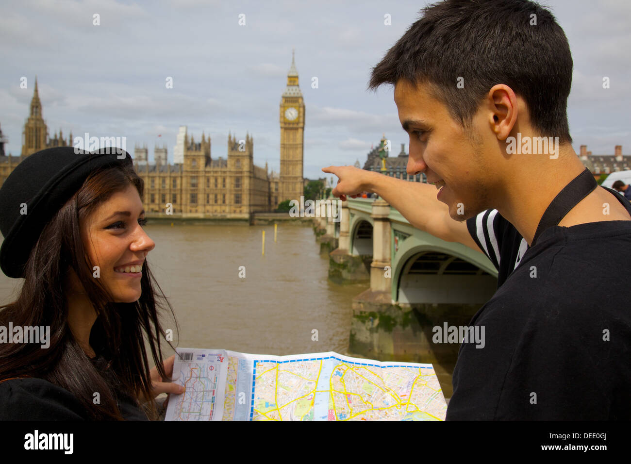 Big Ben und junges Paar Blick auf Karte, London, England, Vereinigtes Königreich, Europa Stockfoto