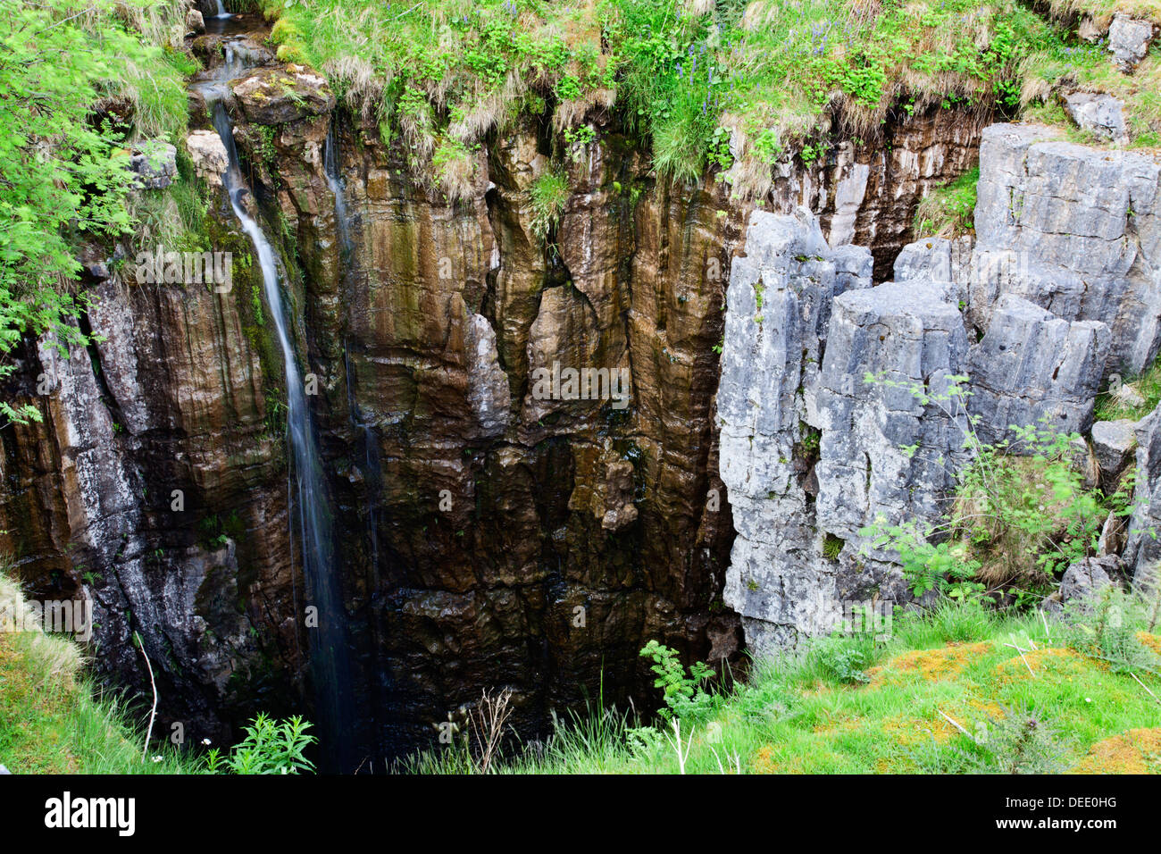 Kalkstein-Formationen und Wasserfall am Buttertubs auf dem Durchlauf von Wensleydale Swaldale, Yorkshire, England, UK Stockfoto