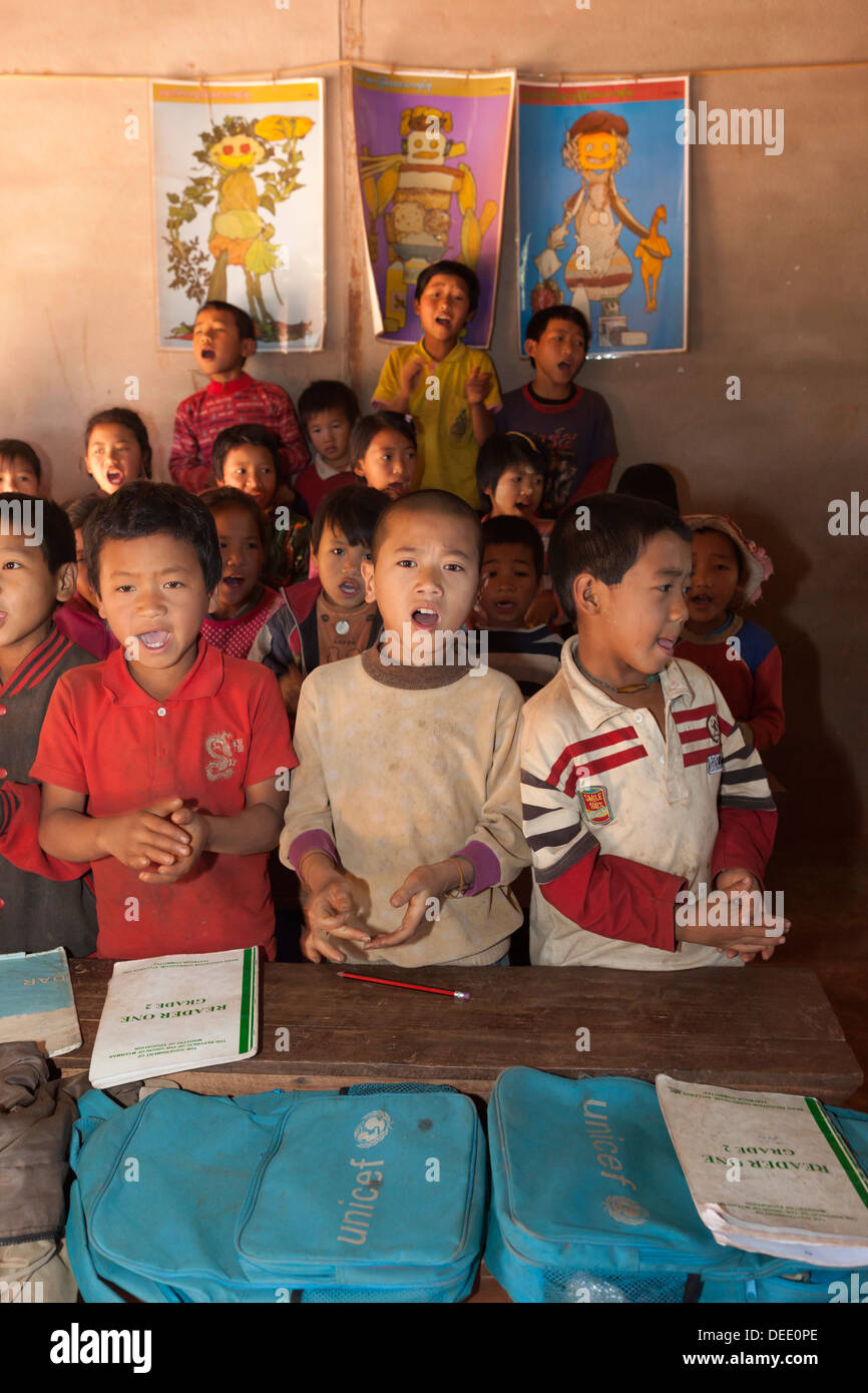 Schulkinder aus Akha Hügel Dorf, in der Nähe von Kengtung Shan State in Myanmar (Burma), Asien Stockfoto